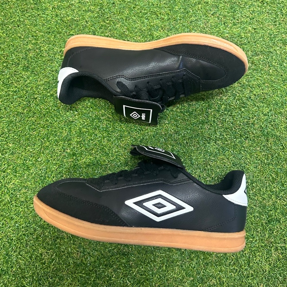 Umbro Youth Indoor Soccer Shoes Black White Gum Sole UM05504001 Size 6Y